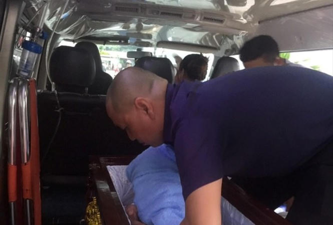 Anh Nguyễn Hoàng Nhật chuẩn bị chở một xác thai nhi về quê Ảnh: Uyên Phương