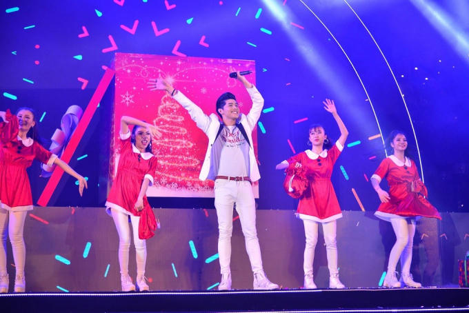 Ca sĩ Noo Phước Thịnh cũng góp mặt trong lễ hội “Hòa nhịp giáng sinh, lung linh sắc màu” với những ca khúc sôi động và nhiều phần quà dành tặng các bé