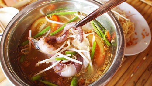 Nồi nước lẩu vừa mang ra đã có vị thơm ngào ngạt chắc chắn đã được pha thêm hóa chất tạo mùi. Ảnh minh họa: Internet