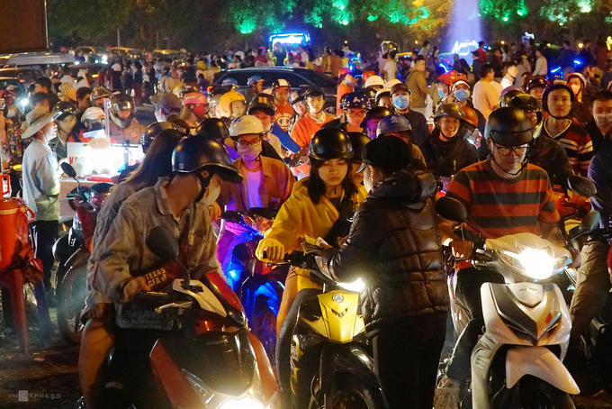 Tương tự, bãi giữ xe máy ở gần đài phun nước cũng không đủ chỗ cho khách. Khoảng 21h30, xe máy xếp hàng dài ở trước bãi. Giá một lượt gửi xe là 10.000 đồng.