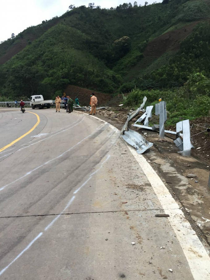 Trước khi lao xuống vực, xe khách để lại những vệt trượt dài trên đường.