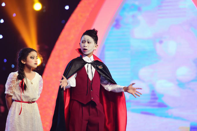 Tiến Dũng với tiết mục C&agrave; rồng tốt nghiệp.