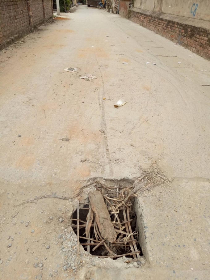 Thậm chí có cả hố bẫy người đi đường.