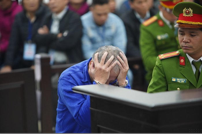 Bị cáo tỏ ra vô cùng ân hận trước hành vi của mình gây ra thảm án cho gia đình nhà em trai.