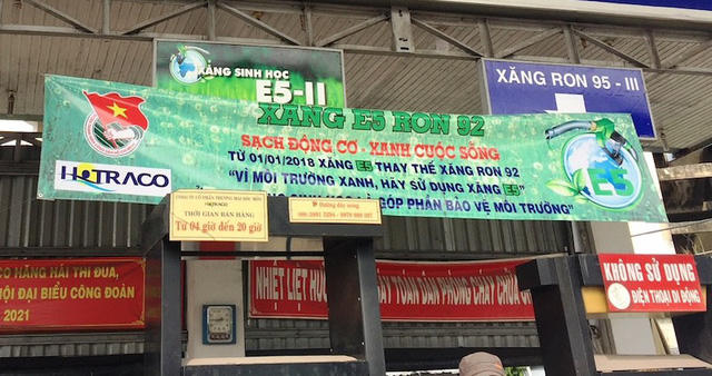 Các băng rôn tuyên truyền dùng xăng E5 được nhiều cây xăng treo lên các trụ bơm.