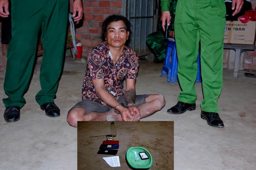 Đối tượng Lâm Côi cùng tang vật tại hiện trường.
