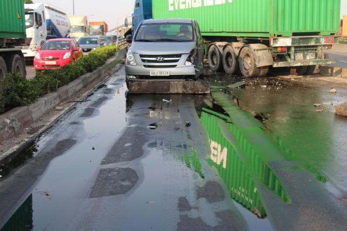 Cận cảnh hiện trường vụ tai nạn liên hoàn trên cầu vượt ngã tư Thủ Đức