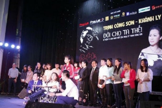 Danh ca Khánh Ly đã trao nhiều suất học bổng cho sinh viên nghèo có thành tích học tập xuất sắc từ quỹ Nhịp cầu Plus của Pháp luật Plus (Báo Pháp luật Việt Nam).