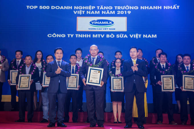 Ông Trịnh Quốc Dũng – Giám đốc điều hành Vinamilk, kiêm Công ty Bò sữa Việt Nam đại diện nhận chứng nhận Top 500 Doanh nghiệp tăng trưởng nhanh nhất Việt Nam năm 2019