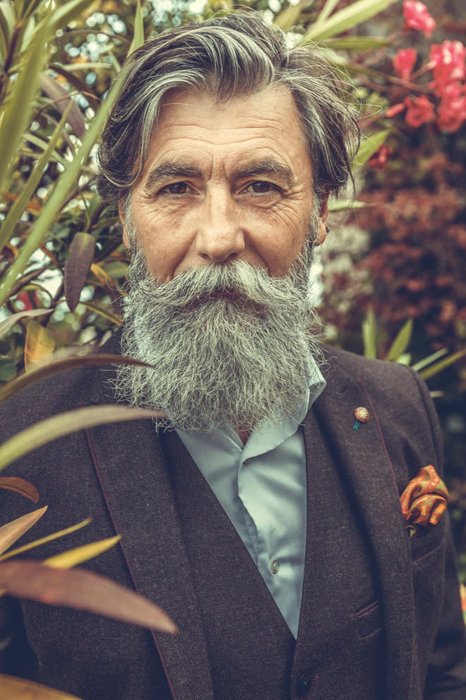 Ông Dumas đã gửi thử vài tấm hình của mình lên Reddit để xem mình có hợp làm người mẫu.