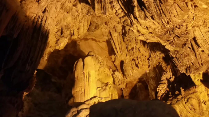 Vẻ đẹp hoang sơ, huyền ảo của động Ngườm Ngao, nằm trong Khu du lịch Thác Bản Giốc.
