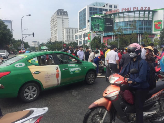 Huế: Taxi Mai Linh tông xe máy, cô gái trẻ bị hất lên rồi rơi xuống đất bất tỉnh