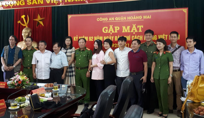 Đại tá Nguyễn Hồng Thái chụp ảnh lưu niệm với một số nhà báo tại buổi gặp mặt.