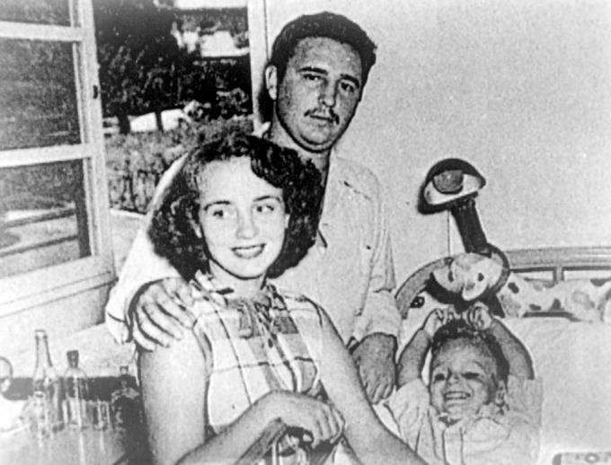 Fidel chụp hình cùng người vợ đầu tiên và con trai Fidelito năm 1950. (Ảnh: Rex Features)