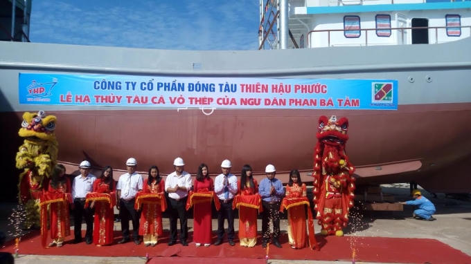 Lãnh đạo công ty làm lễ cắt bằng hạ thủy tàu cá vỏ thép.
