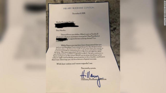 Lá thư cảm động bà Hillary gửi một bé gái.