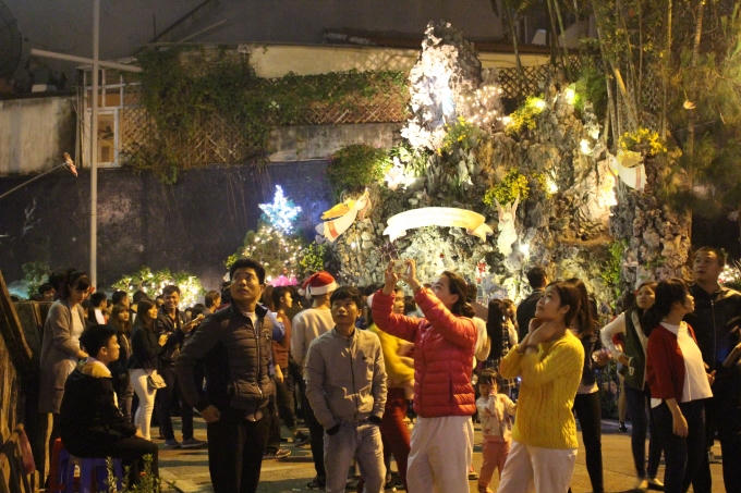 Ánh sáng tràn ngập khắp mọi nơi.