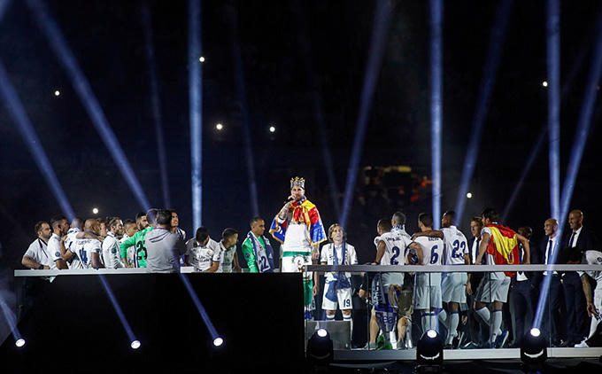 To&agrave;n cảnh lễ ăn mừng ho&agrave;nh tr&aacute;ng bậc nhất của Real Madrid