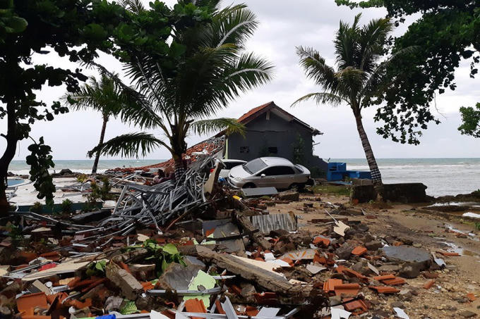 Khung cảnh tan nát của Indonesia sau thảm họa sóng thần (Ảnh: EPA)