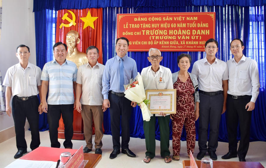 Ông Lữ Quang Ngời cùng lãnh đạo xã Khánh Hưng chụp ảnh lưu niệm với gia đình đảng viên Trương Hoàng Danh.