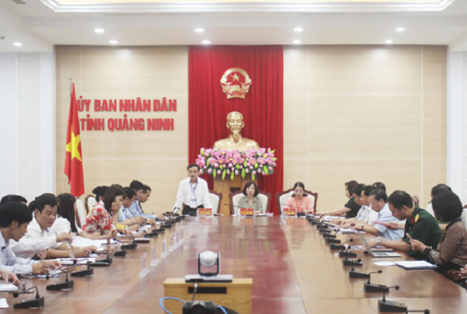 Phó Chủ tịch UBND tỉnh Quảng Ninh Vũ Thị Thu Thủy, Trưởng BCĐ thi THPT Quốc gia năm 2018 tại tỉnh Quảng Ninh chủ trì buổi làm việc với đoàn.