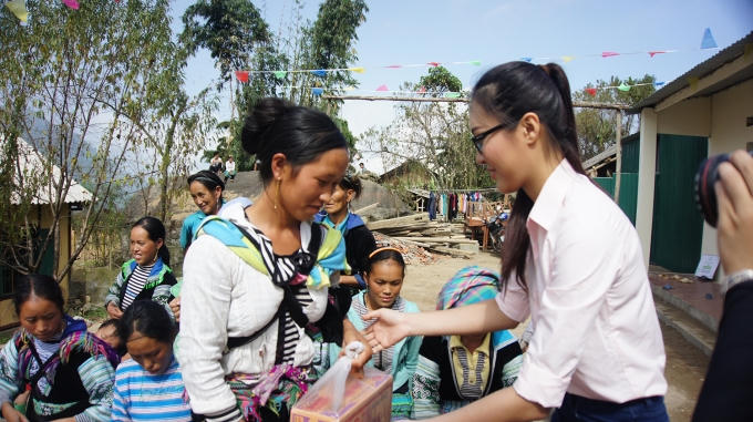 Diệu Ngọc trao quà hỗ trợ cho những người dân địa phương.