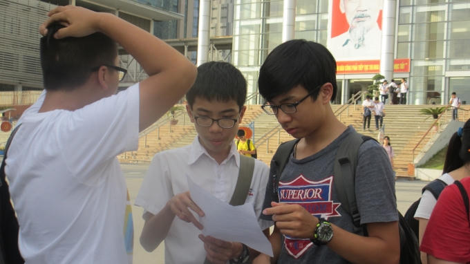 Dù đã kết thúc bài thi của mình nhưng các em vẫn tranh thủ trao đổi với nhau và đều tỏ ra lo lắng vì bài làm không được như ý.