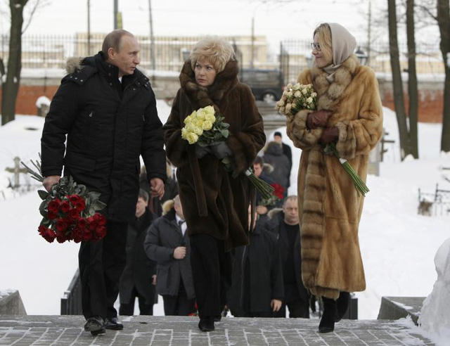 Ksenia Sobchak cho biết cô phản đối chính sách của Tổng thống Putin nhưng sẽ không công kích cá nhân nhà lãnh đạo Nga trong chiến dịch tranh cử sắp tới vì ông Putin là một người bạn của gia đình cô. Trong ảnh: Tổng thống Putin đi cùng Ksenia Sobchak (phải) và mẹ cô tới nghĩa trang Nikolskoye tại St Petersburg để đặt vòng hoa cho ông Anatoly Sobchak vào ngày 20/2/2010.