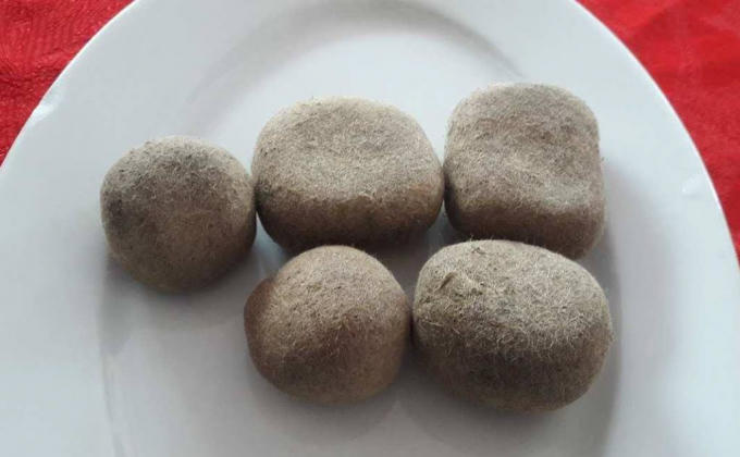 Những vật thể n&agrave;y c&oacute; m&ugrave;i thơm thuốc bắc, nghi l&agrave; dương bảo qu&yacute; hiếm.