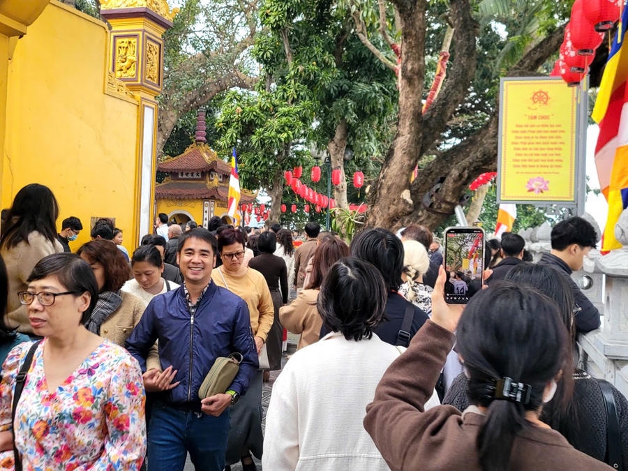 Nụ cười rạng rỡ ngày xuân của đàn ông khi tới chùa, càng tô đậm cho sự mệt mỏi tan biến kèm theo đó là sự an nhiên tại chùa. (Ảnh: Phạm Duy)