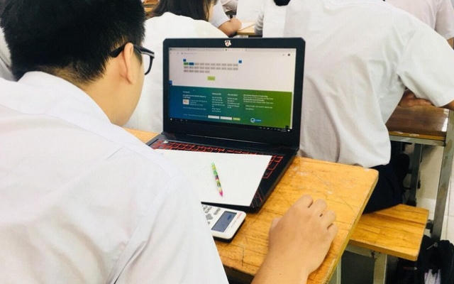 Học sinh lớp 12 ở Hà Nội làm bài khảo sát trực tuyến