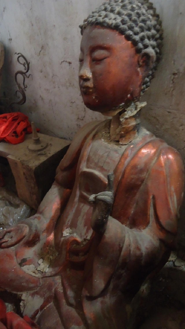 Tượng phật bị bong tróc rất nhiều, nguy cơ đổ vỡ bất cứ lúc nào.