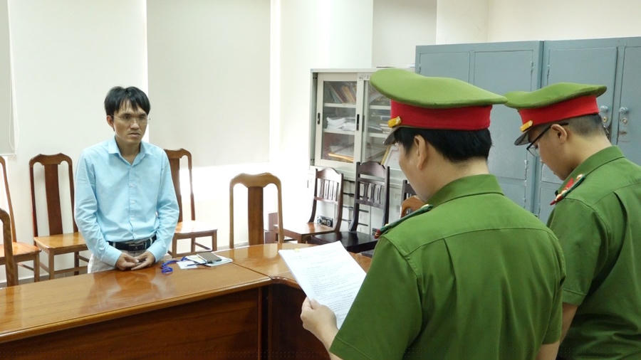 Tống đạt quyết định khởi tố bị can đối với Nguyễn Anh Tuấn – Trưởng phòng Kế hoạch – Kỹ thuật, Ban Quản lý dự án Môi trường và biến đổi khí hậu thành phố Đồng Hới