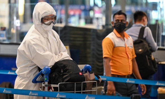 Hành khách tại sân bay Kuala Lumpur, Malaysia ngày 29/11 (Ảnh: AFP).