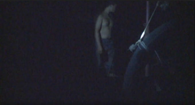 Các công nhân chỉ sử dụng đèn pin cầm tay để điều khiển các tàu khai thác cát trái phép.