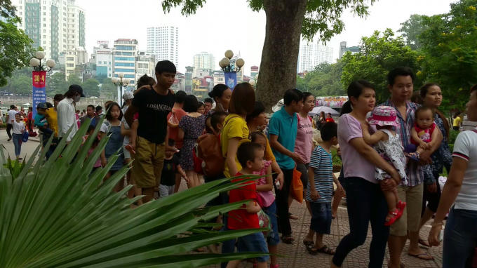 Nhiều gia đình đưa con nhỏ đến tham quan vườn thú Thủ Lệ.