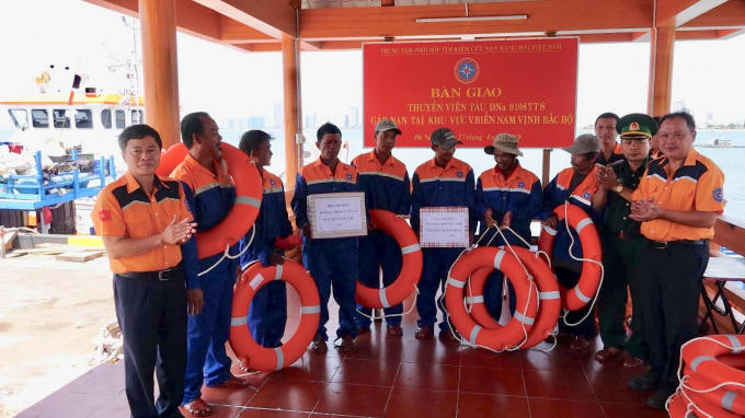 Bảy thuyền viên tàu cá được đưa về bờ an toàn.