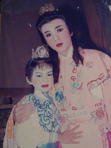 Bình Tinh lúc bé và nghệ sĩ Tiểu Linh.