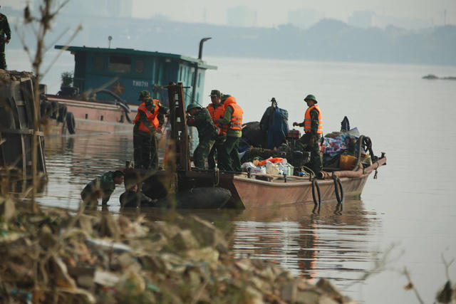 Quả bom đang được di chuyển lên bờ.