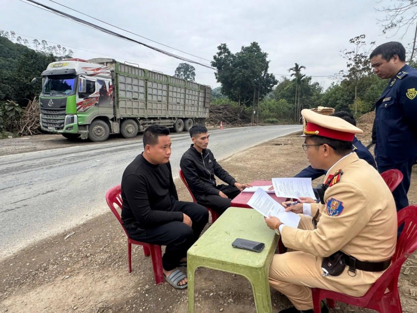 Lực lượng chức năng lập biên bản làm việc với 2 lái xe.