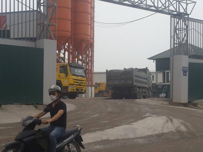 Xe chở bê tông ra vào tấp nập.