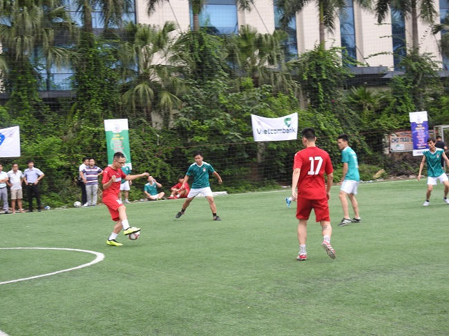 Các cầu thủ Thời báo Ngân hàng áp dụng lối chơi chặt chẽ, tận dụng mọi cơ hội để giành chiến thắng trước đội bóng báo Quân đội Nhân dân.