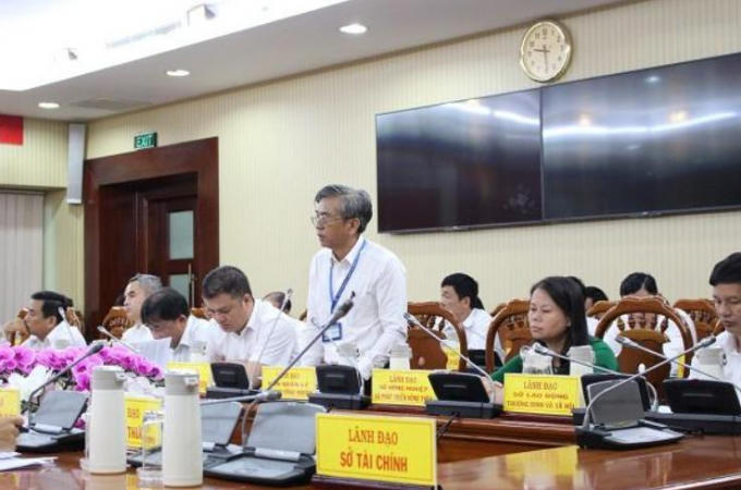 Ông Phan Văn Mạnh - Phó Giám đốc Sở Tài nguyên và Môi trường phát biểu tham luận tại Hội thảo.