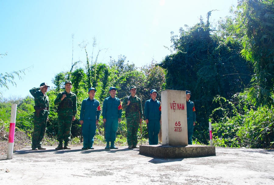 Bộ đội Biên phòng Đồng Nai bên cột mốc chủ quyền biên giới quốc gia.