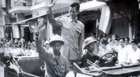 Bác sỹ Trần Duy Hưng - Phó Chủ tịch Ủy ban Quân quản trở lại phố Hàng Đào.