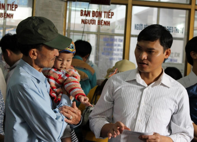 Ông nội đưa cháu đến khám. (Ảnh: Đức Biên).