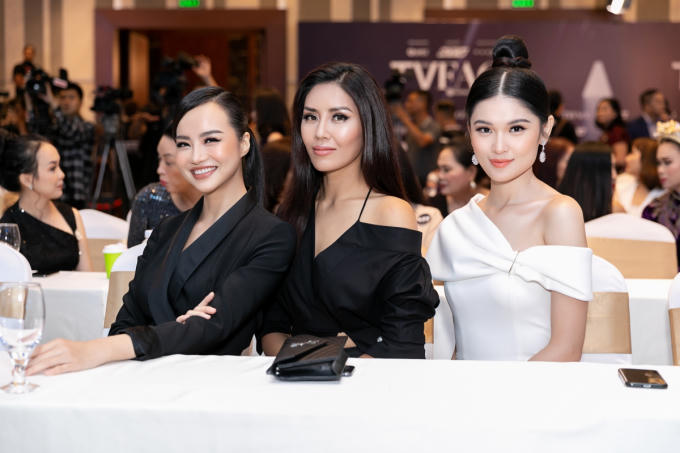 Hiện người đẹp theo đuổi công việc MC song ngữ và thử sức dẫn dắt bản tin thời sự 'Chuyện trưa 12h' trên kênh HTV. Vì thế, cô hào hứng tham dự buổi ra mắt 'The TVFace 2018' - chương trình truyền hình thực tế đào tạo và tìm kiếm gương mặt MC truyền hình chuyên nghiệp.