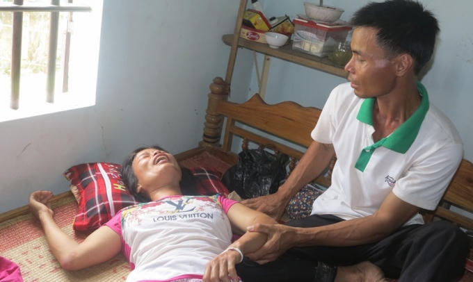 Một lúc mất đi hai người con, chị Giang như gục ngã trước nỗi đau đến tột cùng.