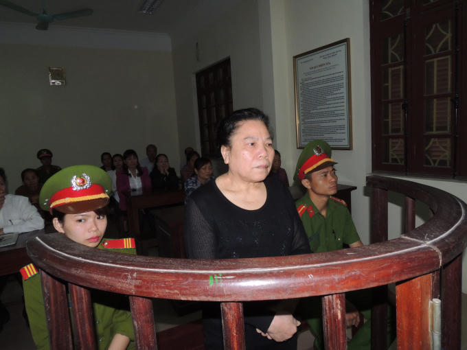 Bà Trần Thị Hảo trước vành móng ngựa. Ảnh Công an Hà Nam