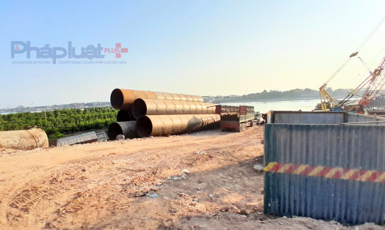 Ghi nhận của phóng viên, tại công trường những ống thép được đơn vị thi công chuẩn bị để đưa xuống lòng sông nhằm thực hiện các bước để khoan cọc nhồi.